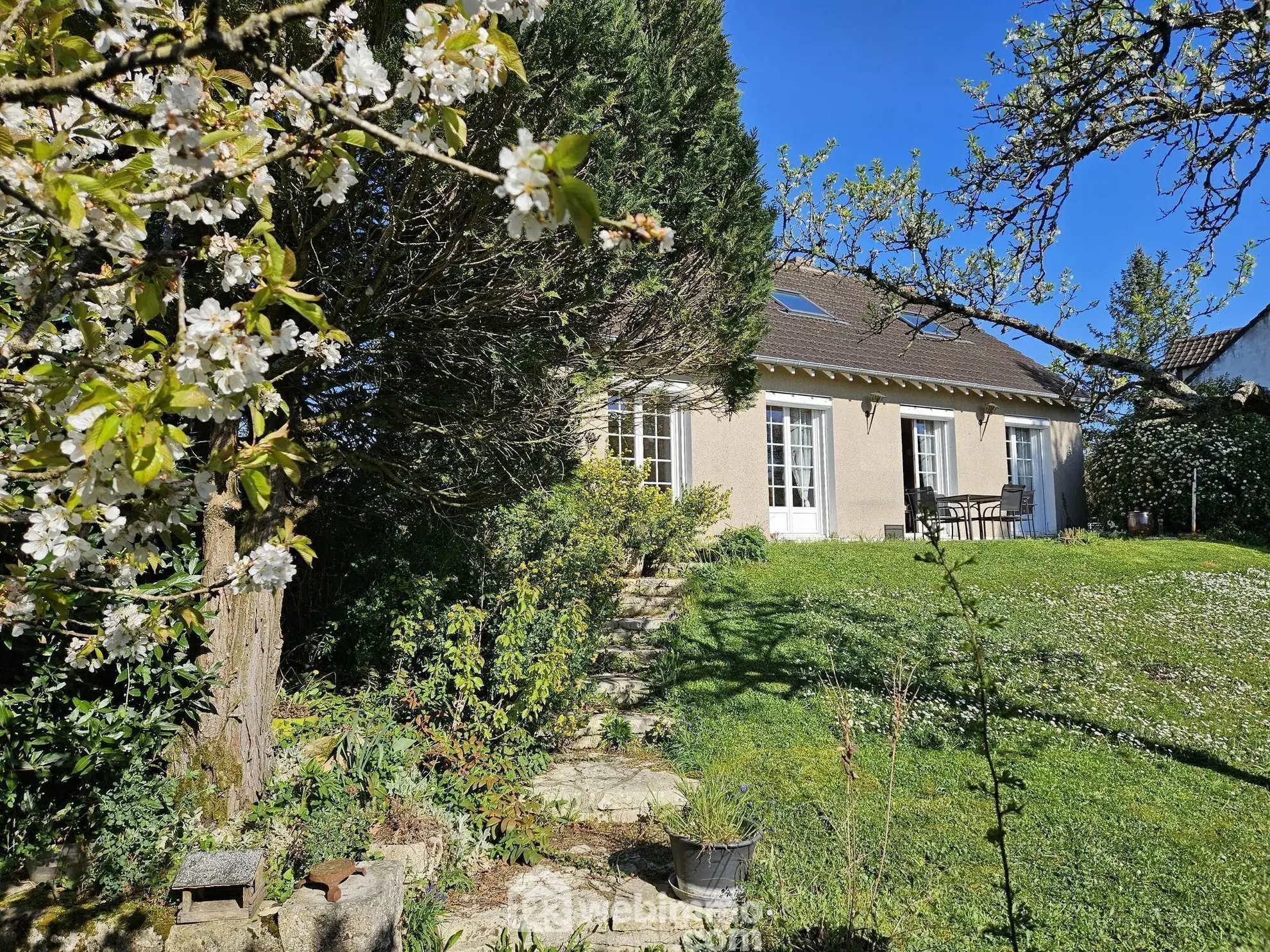 Maison à vendre de 108 m² à Treuzy-Levelay, proche Nemours, idéal pour rénovation avec grand terrain 