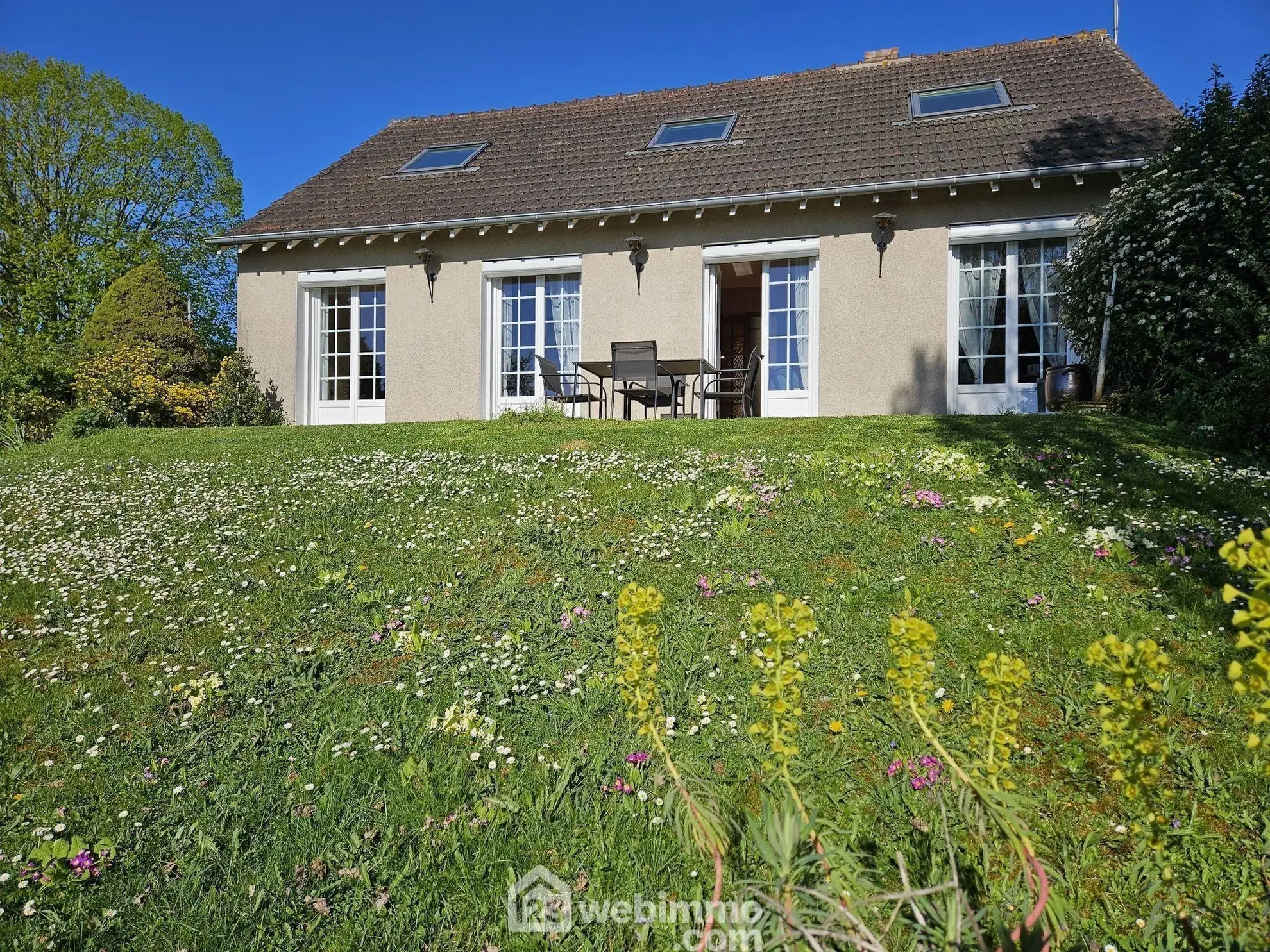 Maison à vendre de 108 m² à Treuzy-Levelay, proche Nemours, idéal pour rénovation avec grand terrain 