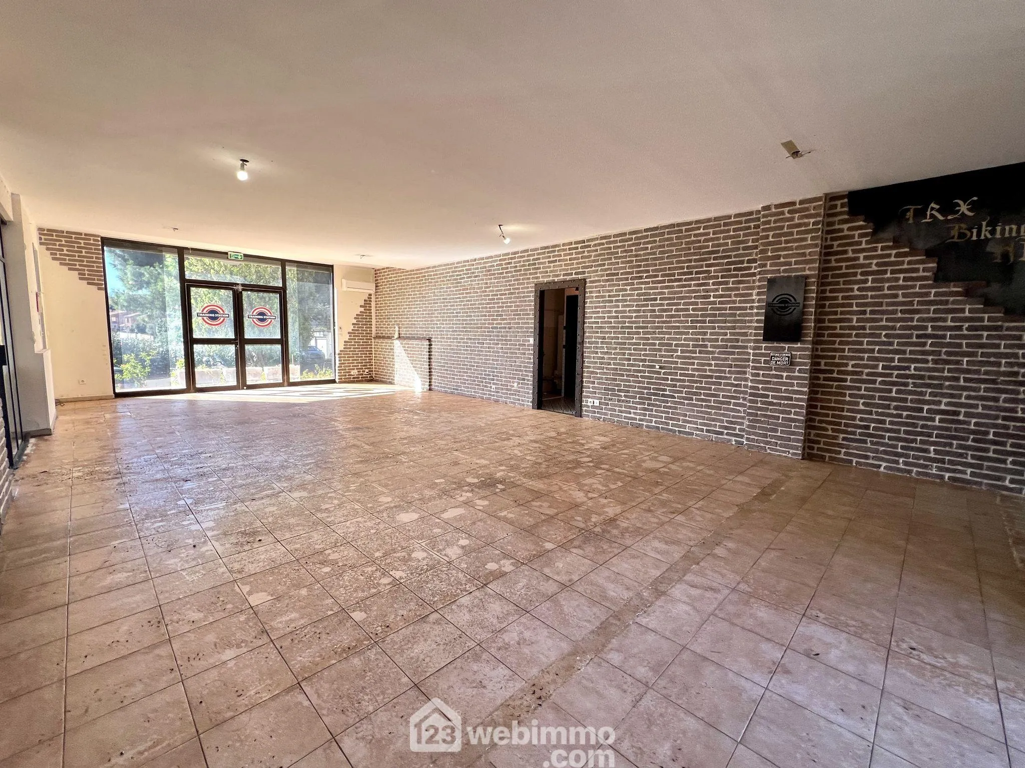 À vendre local commercial de 123 m² à Biguglia avec terrasse et parking privé 