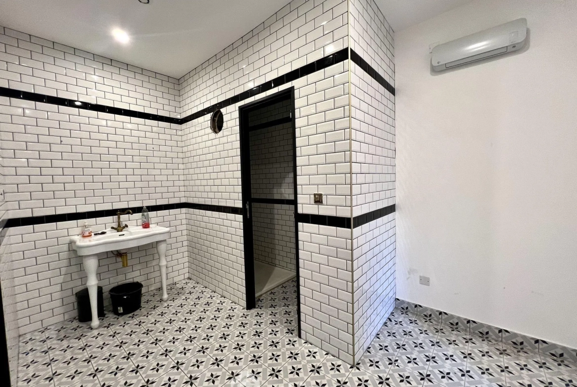 À vendre local commercial de 123 m² à Biguglia avec terrasse et parking privé 