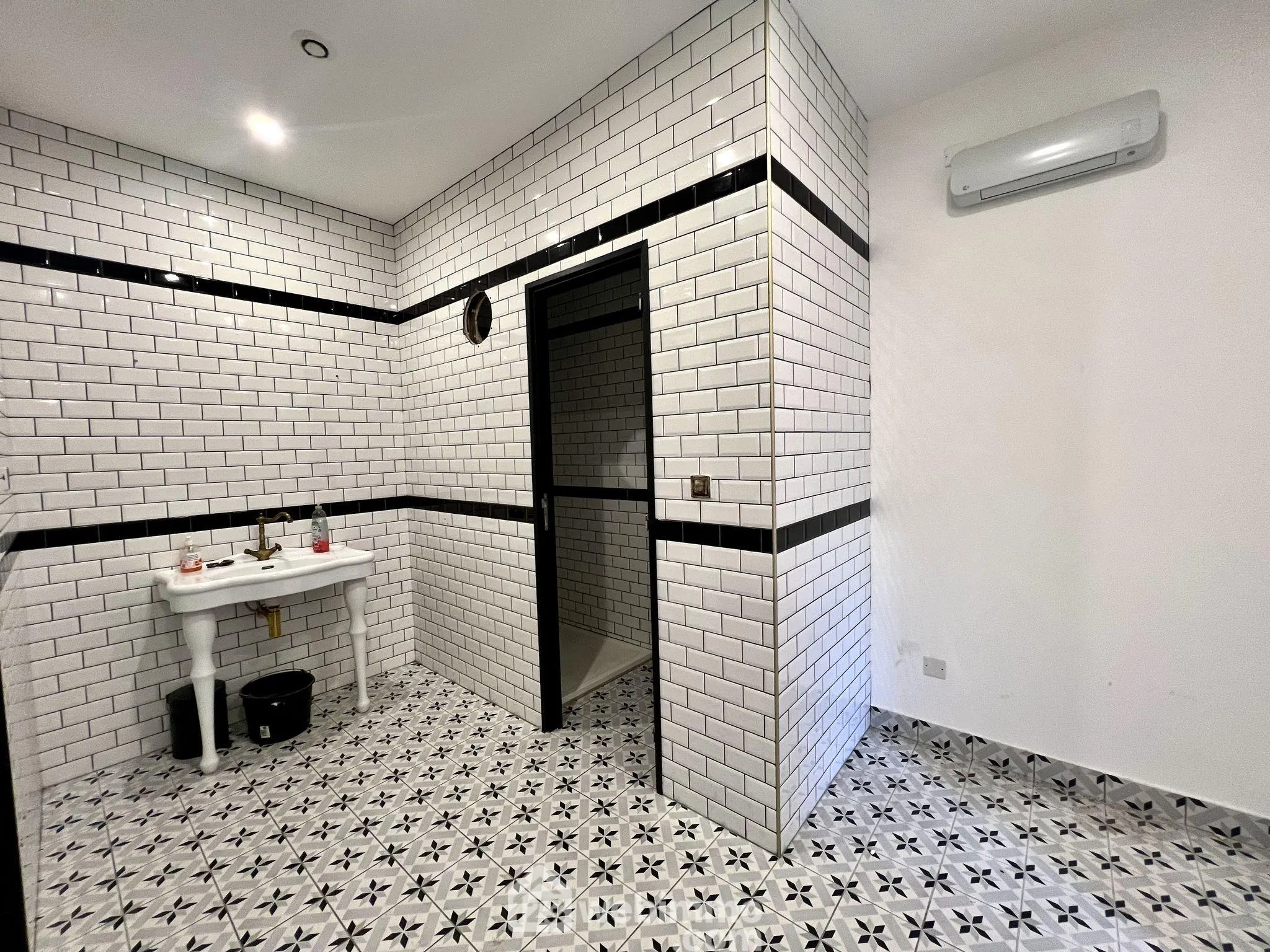 À vendre local commercial de 123 m² à Biguglia avec terrasse et parking privé 