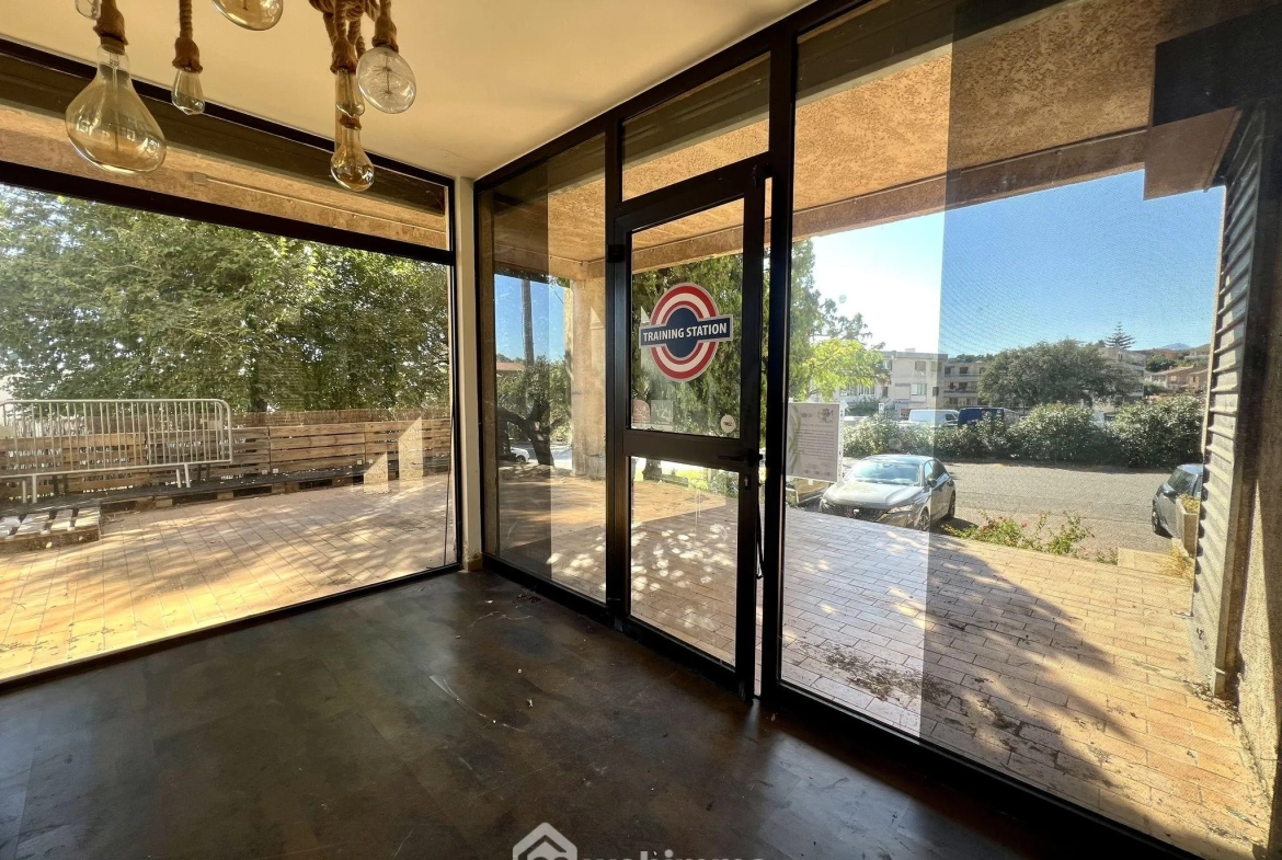 À vendre local commercial de 123 m² à Biguglia avec terrasse et parking privé 