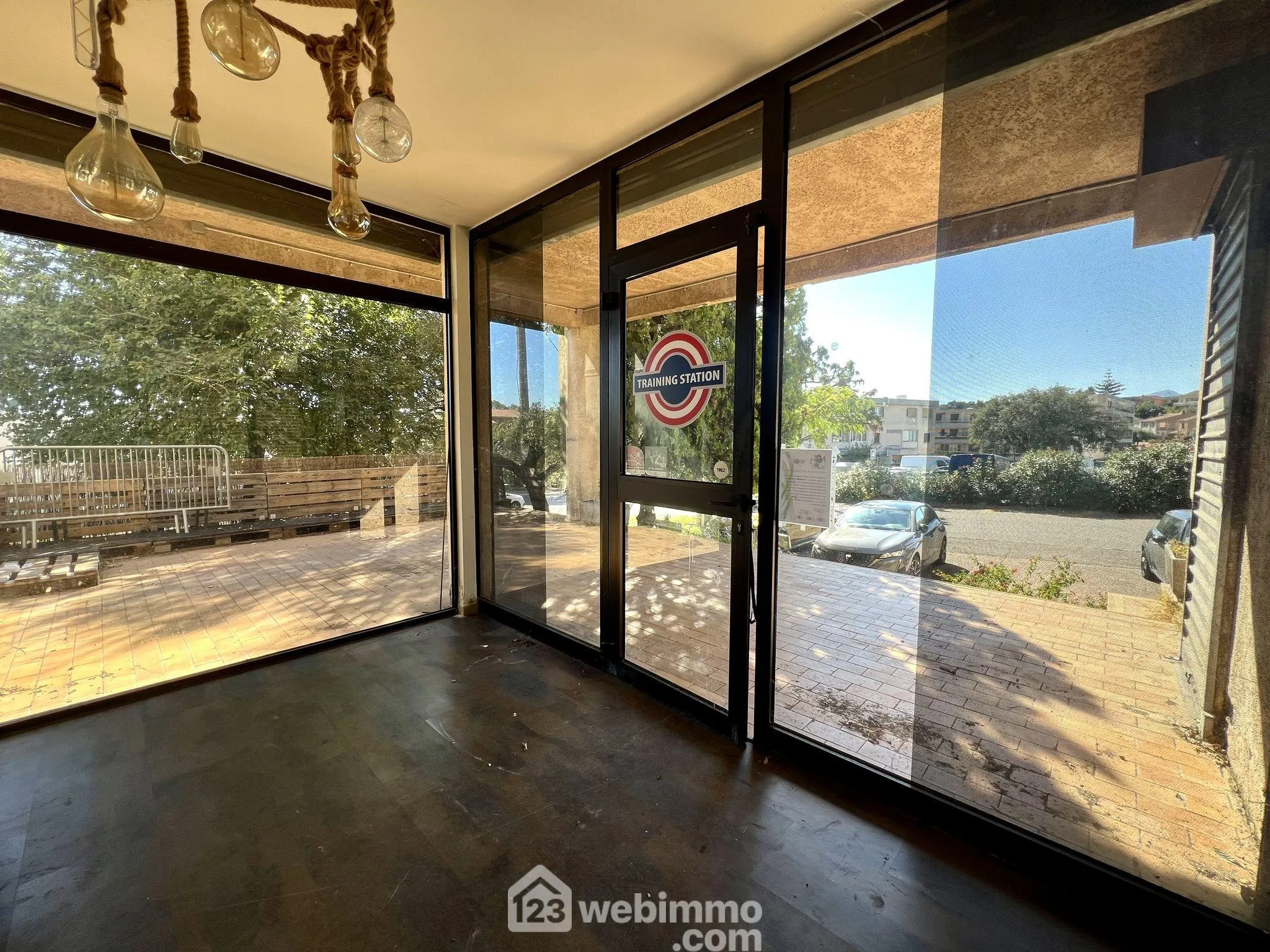 À vendre local commercial de 123 m² à Biguglia avec terrasse et parking privé 