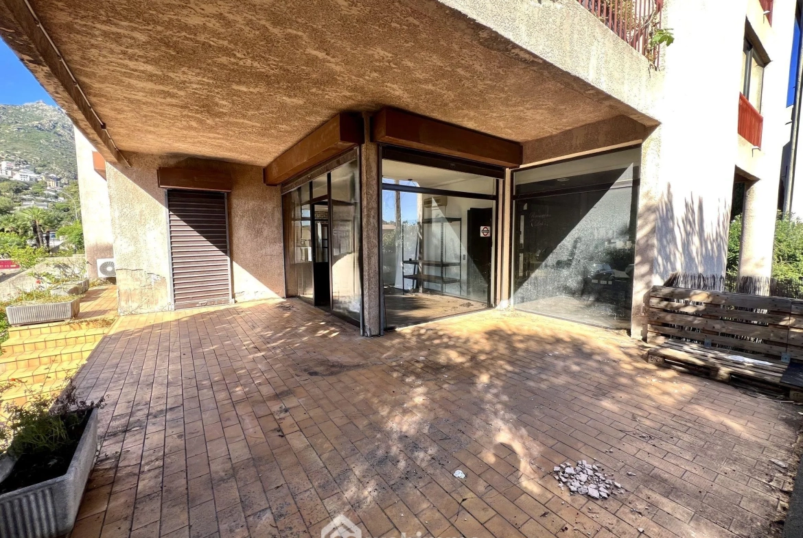 À vendre local commercial de 123 m² à Biguglia avec terrasse et parking privé 