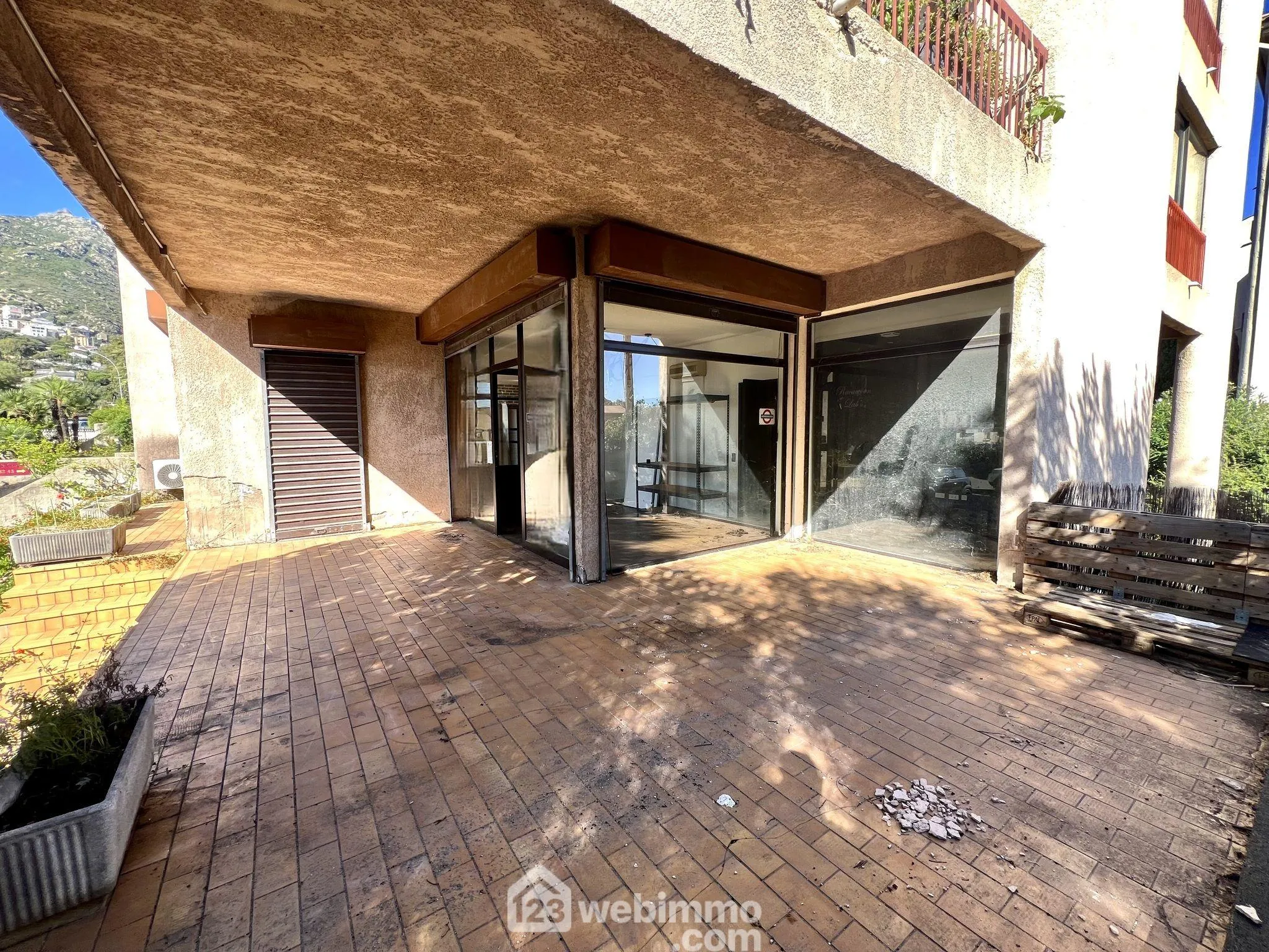 À vendre local commercial de 123 m² à Biguglia avec terrasse et parking privé 