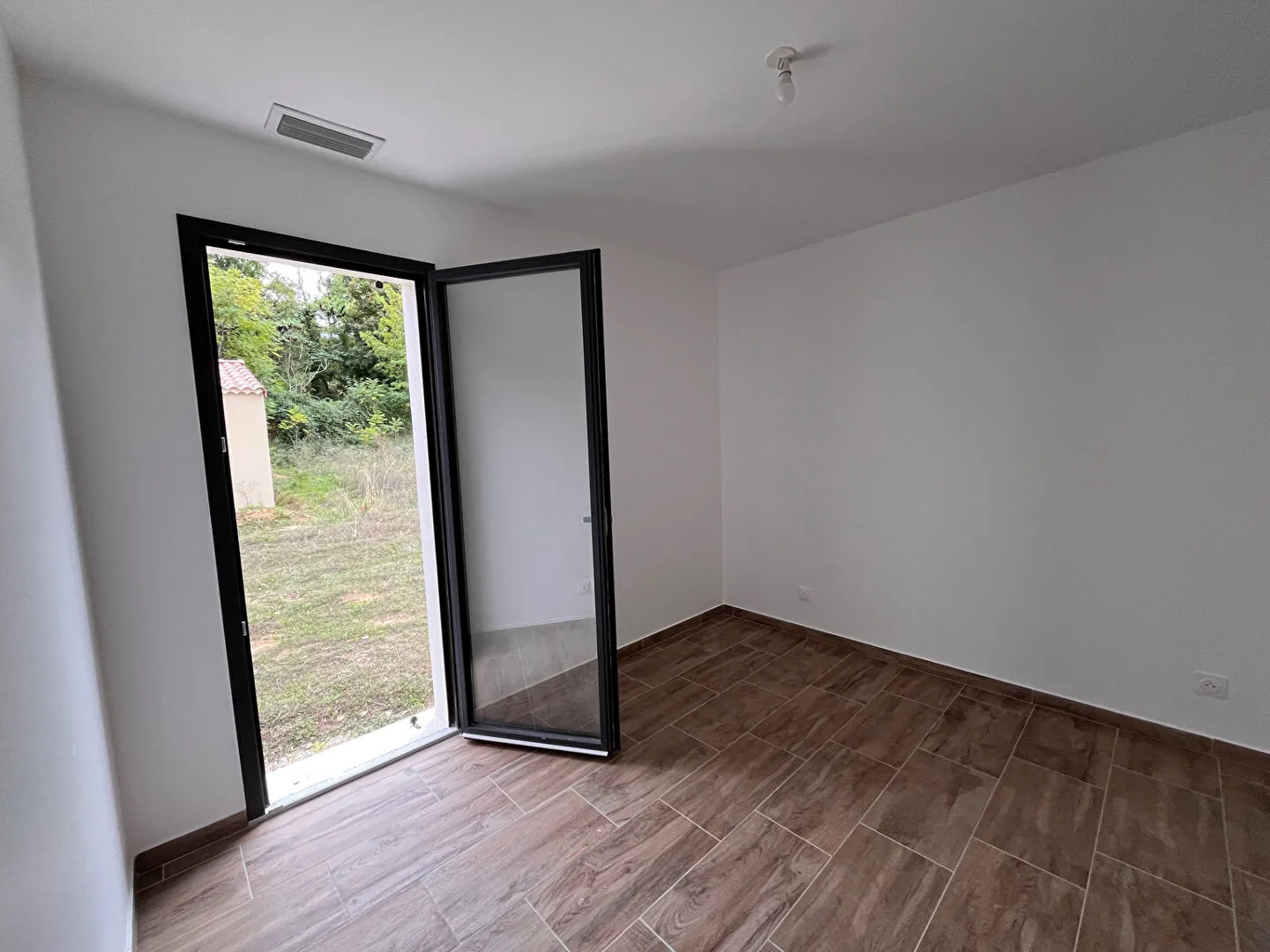 Villa neuve de plain-pied à Saignon avec garage et terrasse - 90 m² 