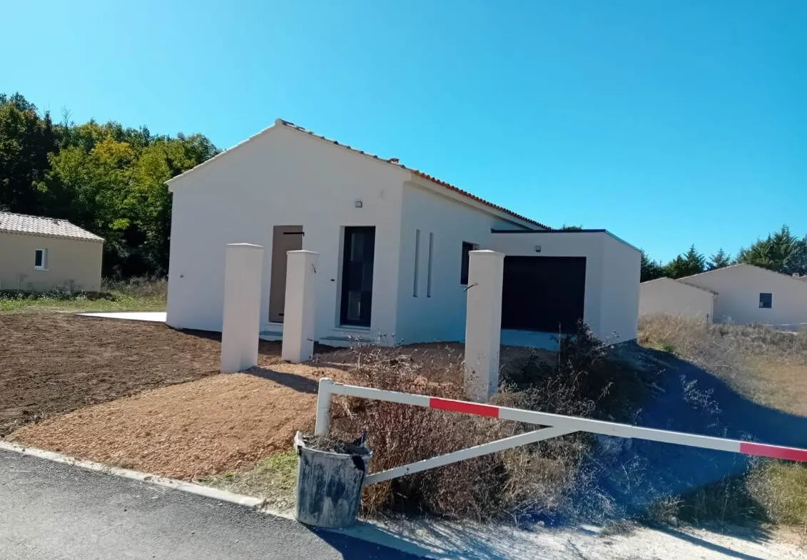 Villa neuve de plain-pied à Saignon avec garage et terrasse - 90 m² 