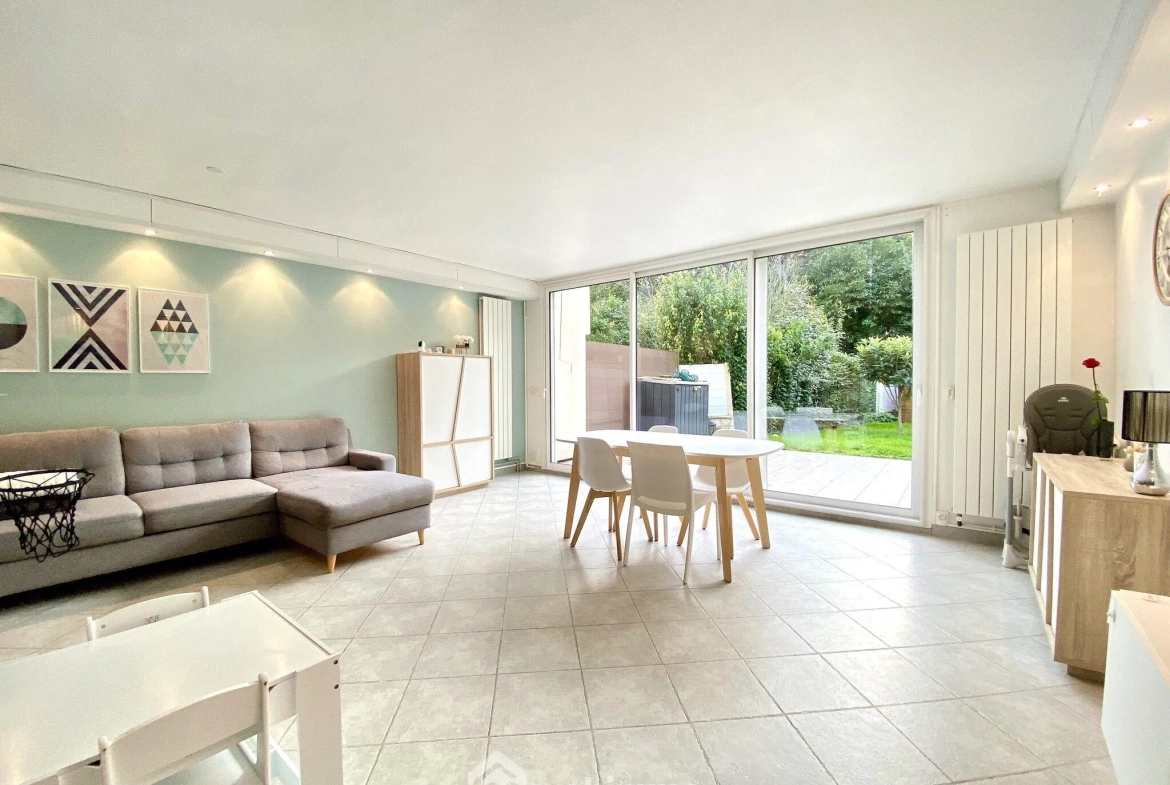 Charmante maison mitoyenne de 100 m² à Bondoufle avec jardin et garage 
