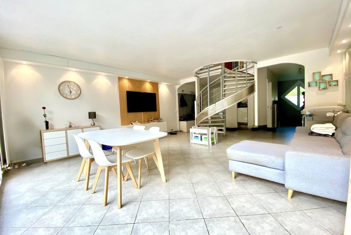 Charmante maison mitoyenne de 100 m² à Bondoufle avec jardin et garage 