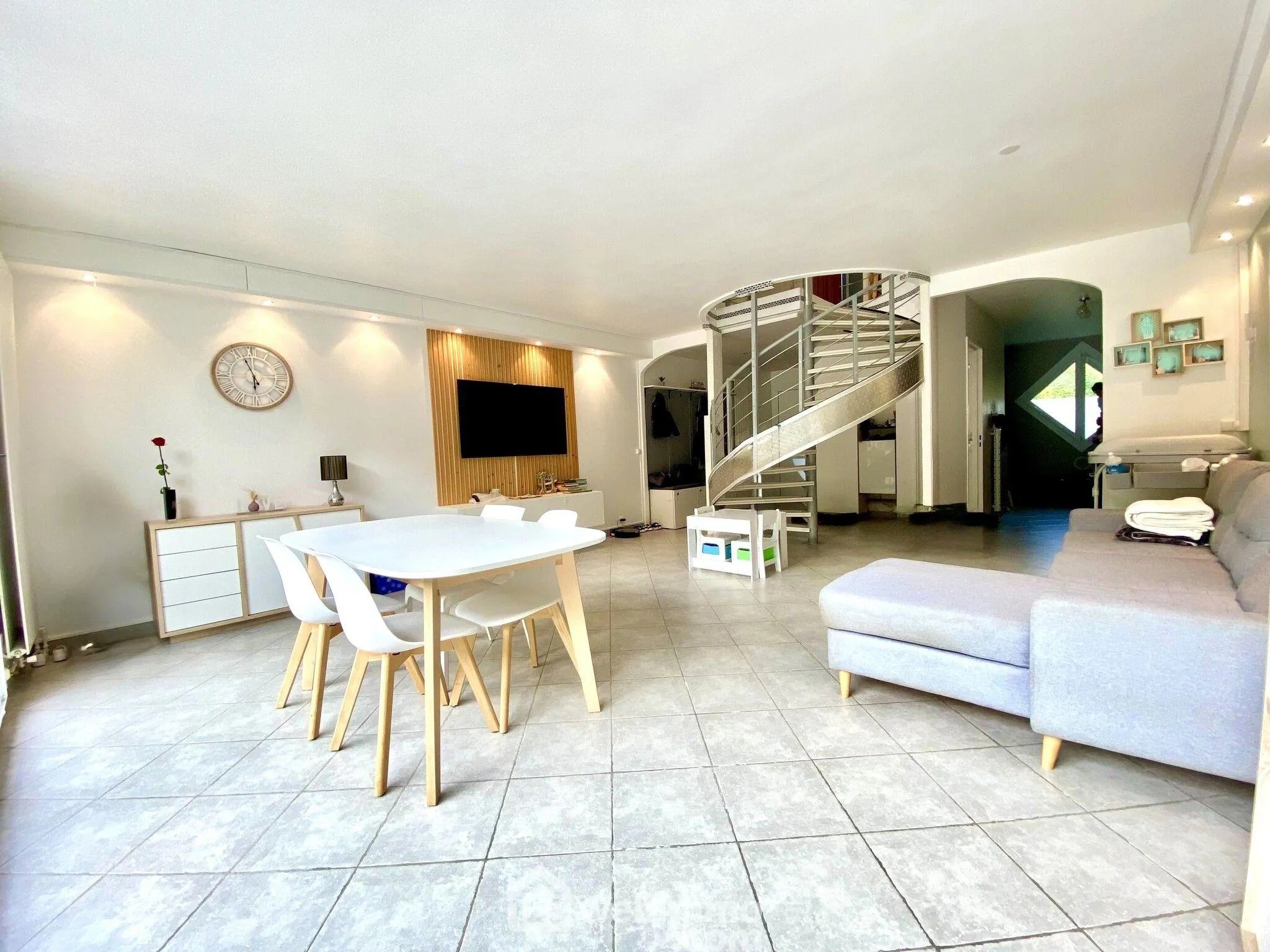 Charmante maison mitoyenne de 100 m² à Bondoufle avec jardin et garage 