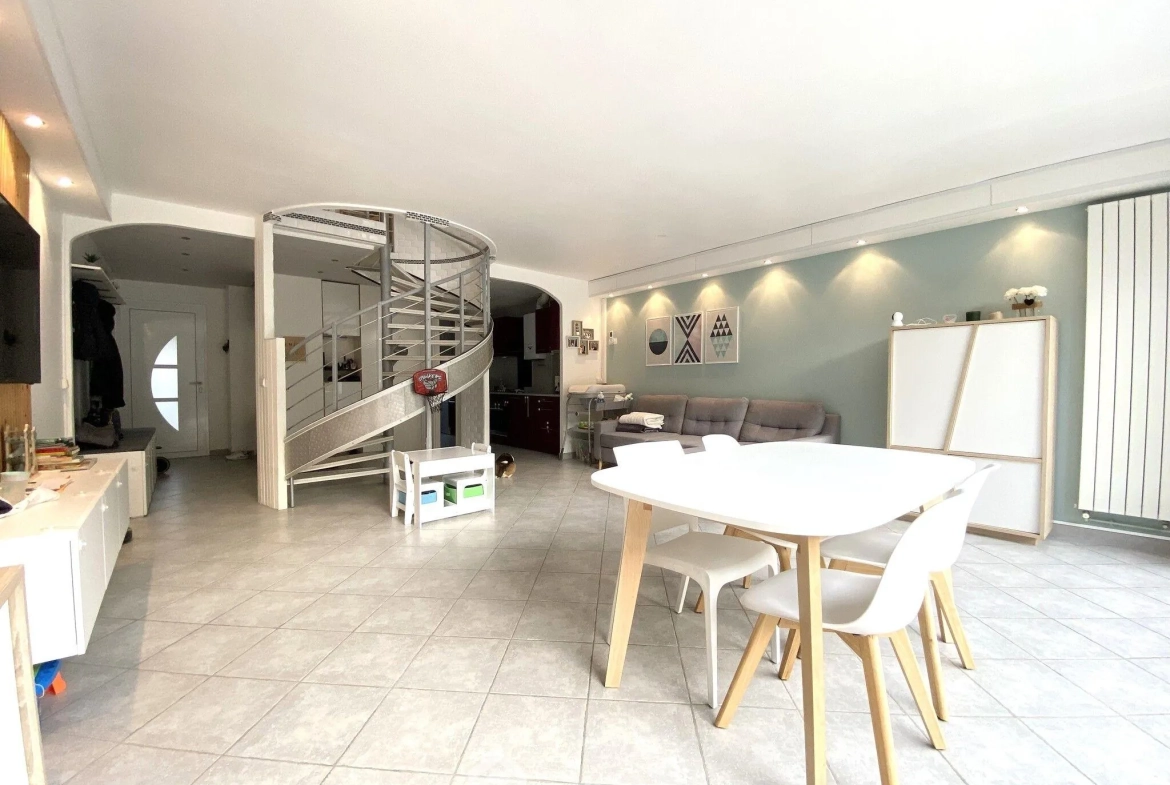 Charmante maison mitoyenne de 100 m² à Bondoufle avec jardin et garage 