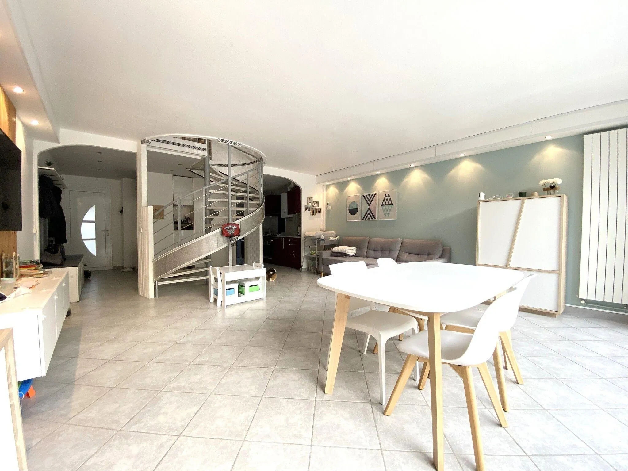 Charmante maison mitoyenne de 100 m² à Bondoufle avec jardin et garage 