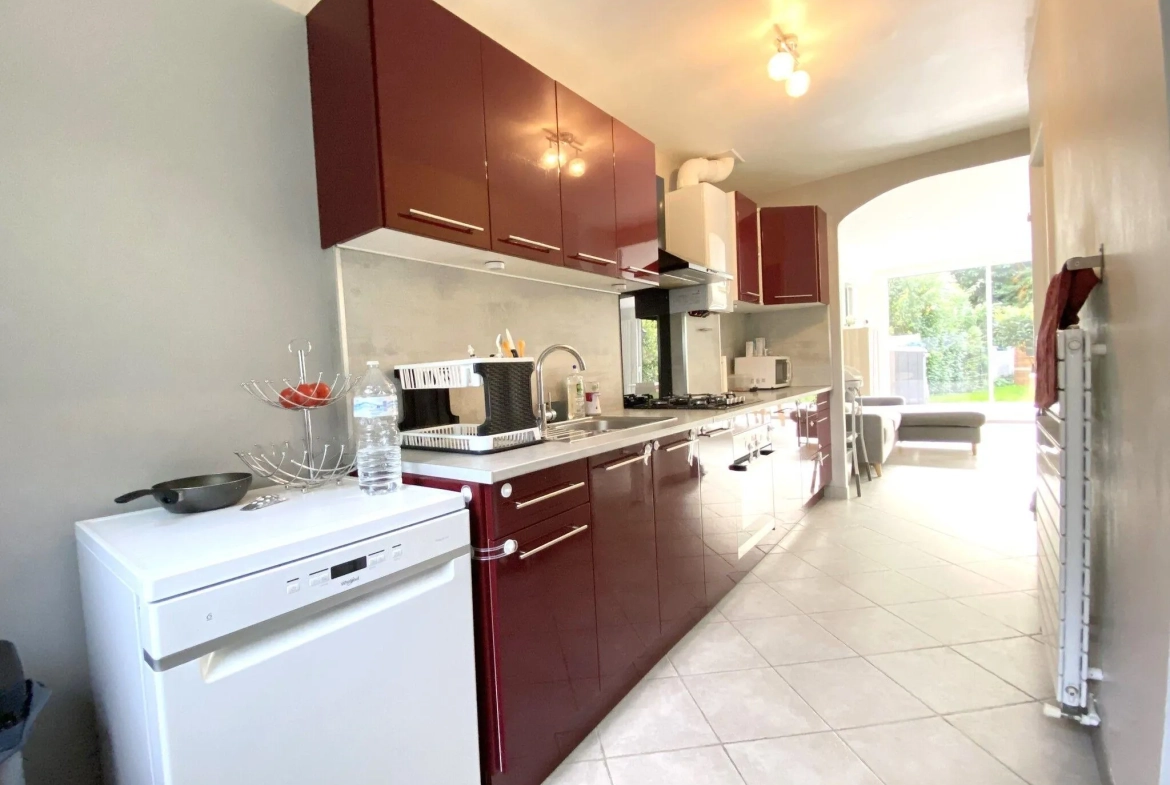 Charmante maison mitoyenne de 100 m² à Bondoufle avec jardin et garage 