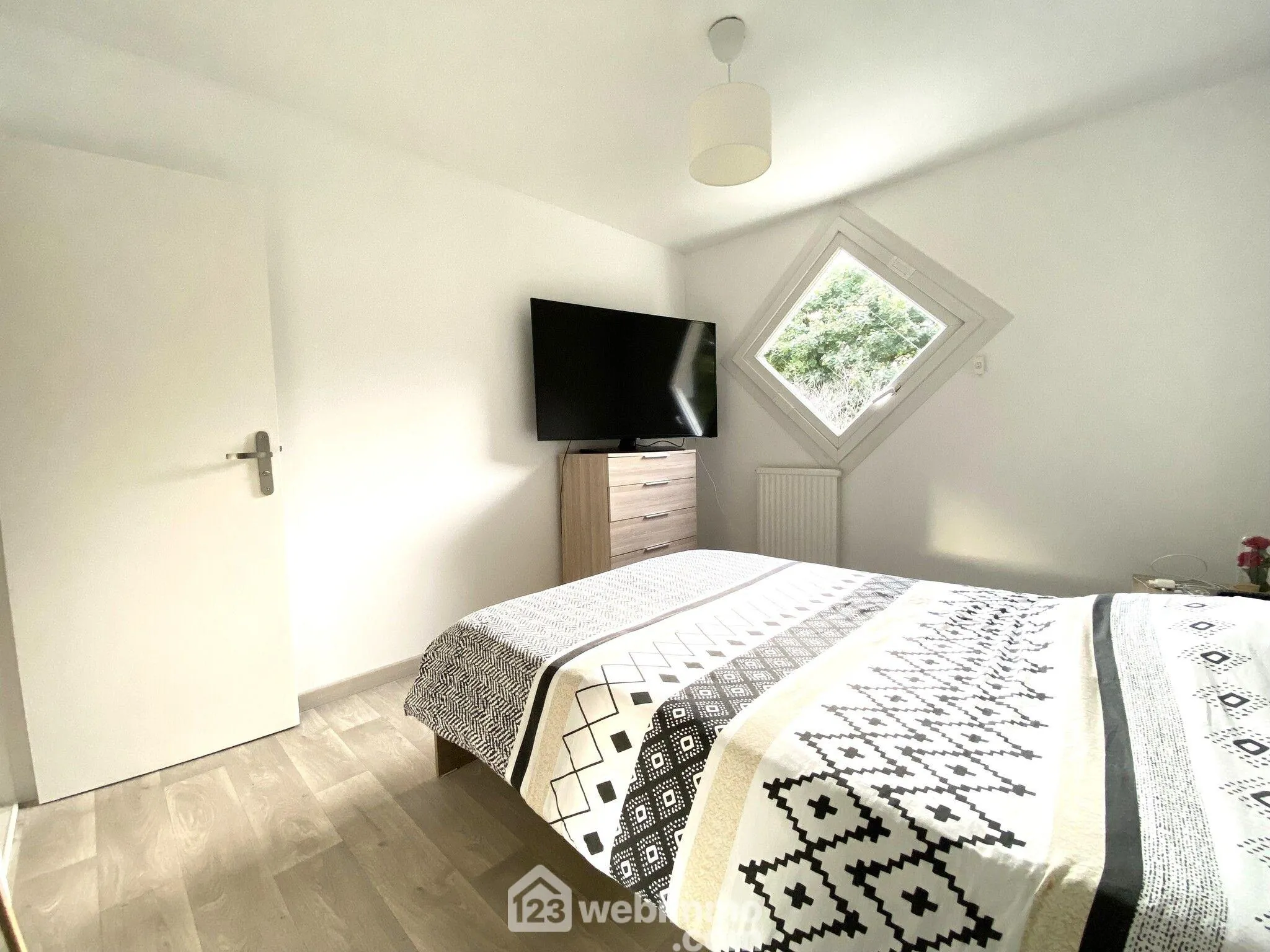 Charmante maison mitoyenne de 100 m² à Bondoufle avec jardin et garage 