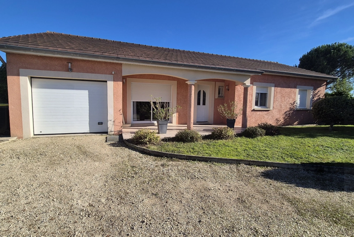 Maison individuelle à Saint Yan avec piscine et garage - 103 m² 