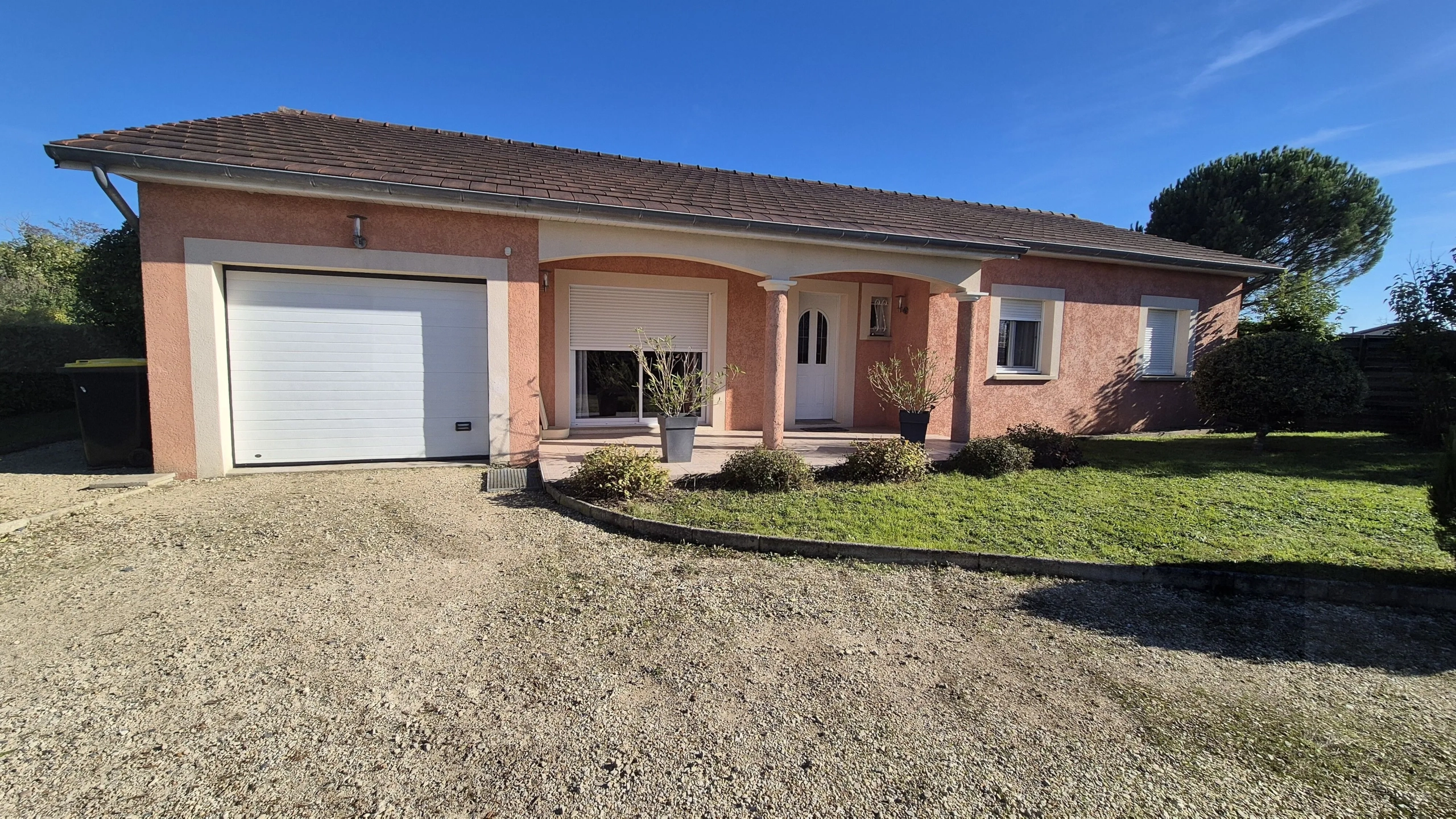 Maison individuelle à Saint Yan avec piscine et garage - 103 m² 