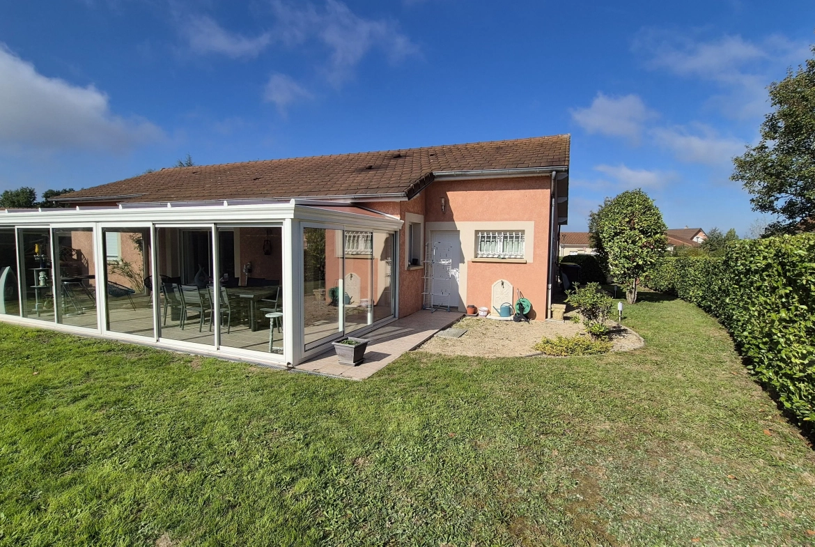 Maison individuelle à Saint Yan avec piscine et garage - 103 m² 