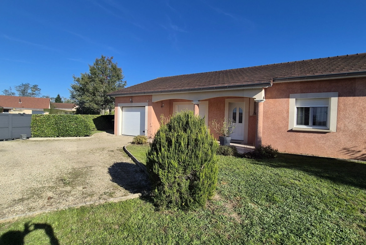 Maison individuelle à Saint Yan avec piscine et garage - 103 m² 