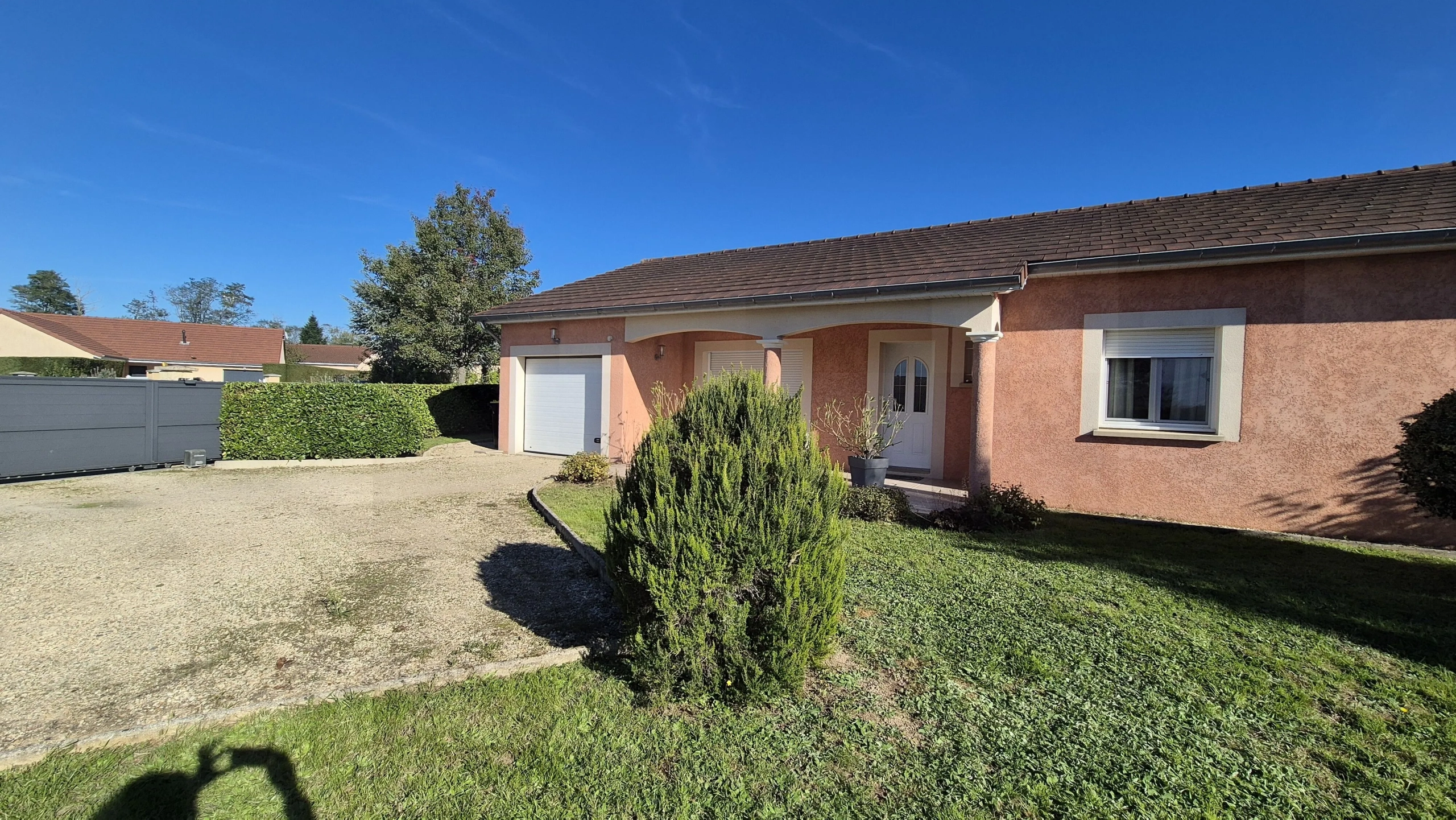 Maison individuelle à Saint Yan avec piscine et garage - 103 m² 