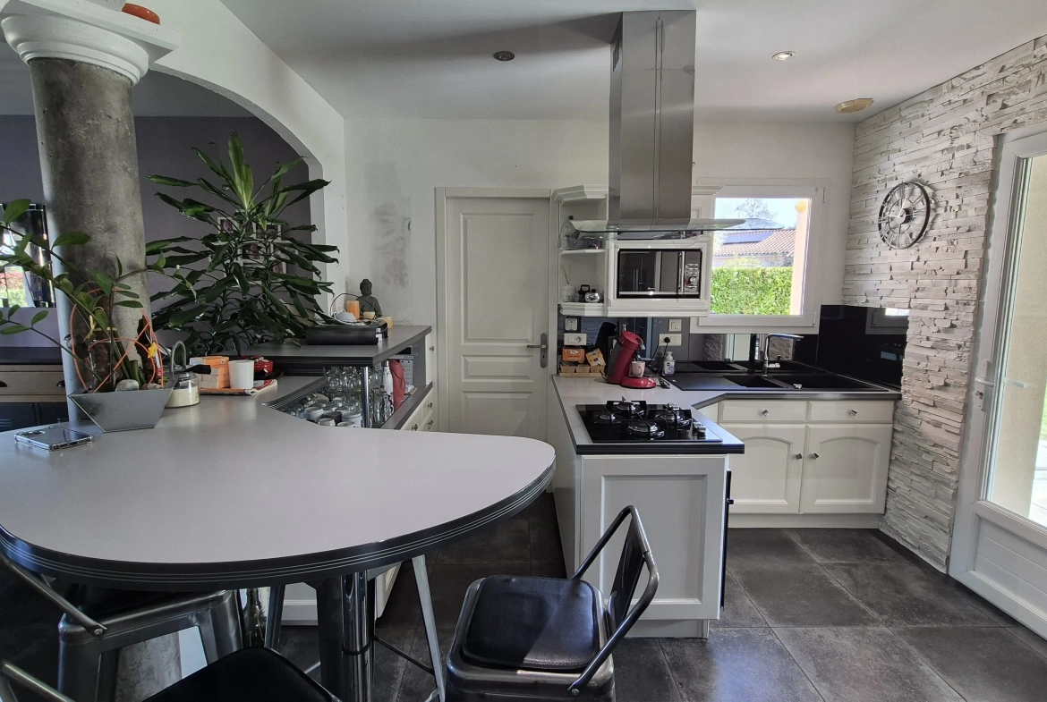 Maison individuelle à Saint Yan avec piscine et garage - 103 m² 