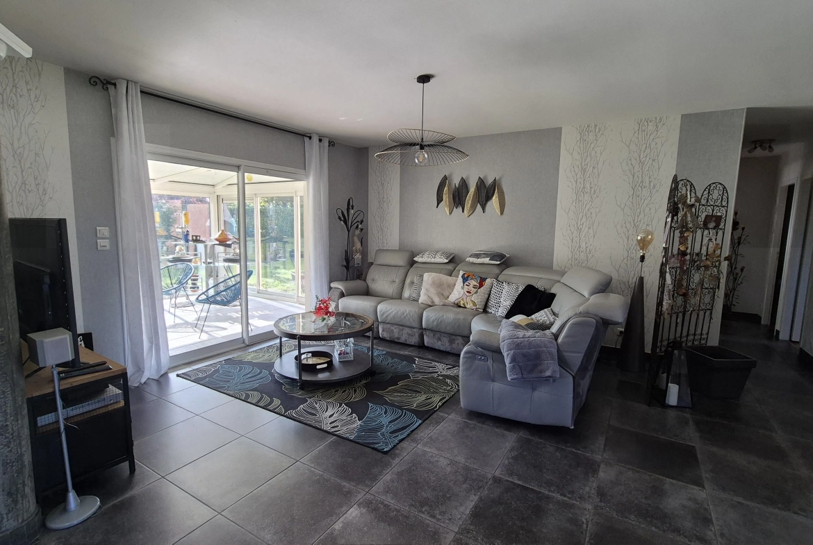 Maison individuelle à Saint Yan avec piscine et garage - 103 m² 
