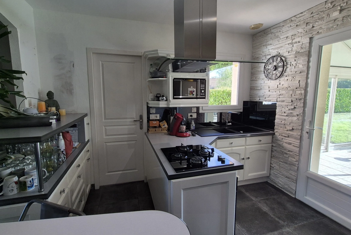 Maison individuelle à Saint Yan avec piscine et garage - 103 m² 