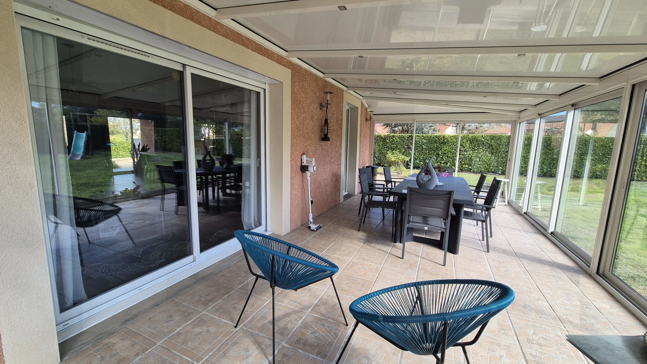Maison individuelle à Saint Yan avec piscine et garage - 103 m² 