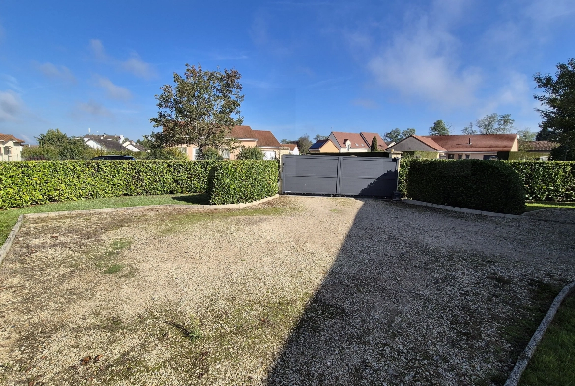 Maison individuelle à Saint Yan avec piscine et garage - 103 m² 