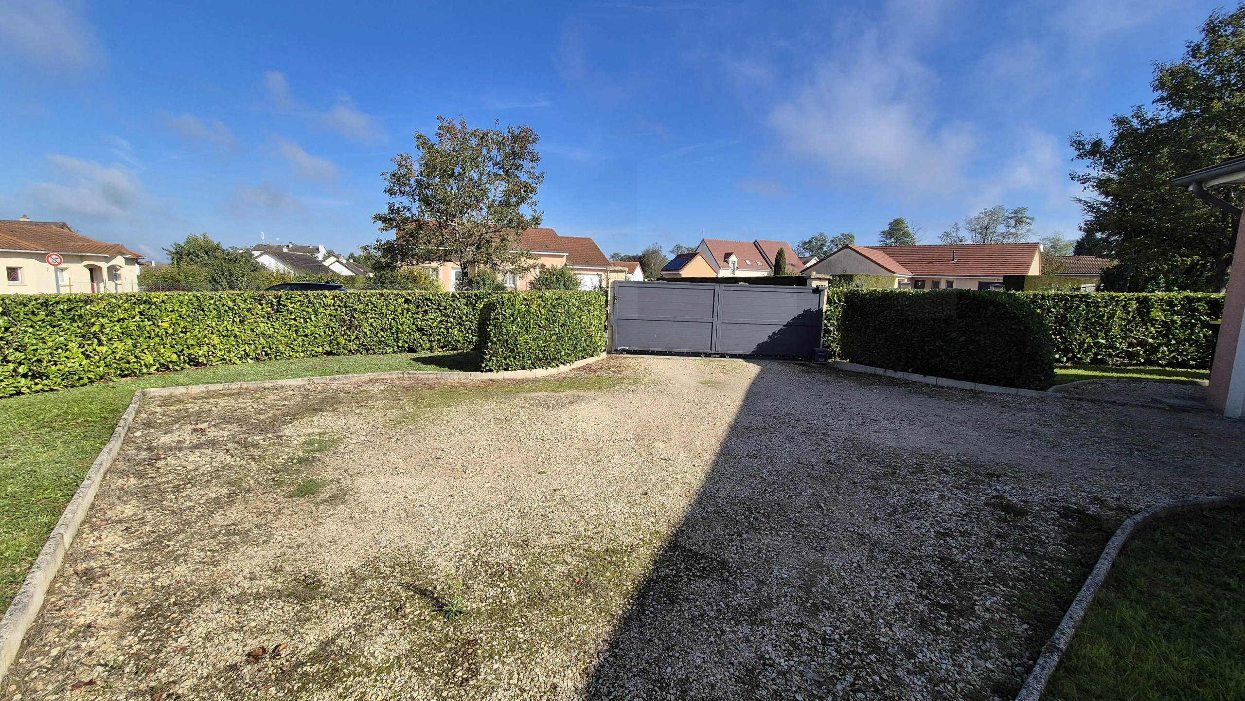 Maison individuelle à Saint Yan avec piscine et garage - 103 m² 