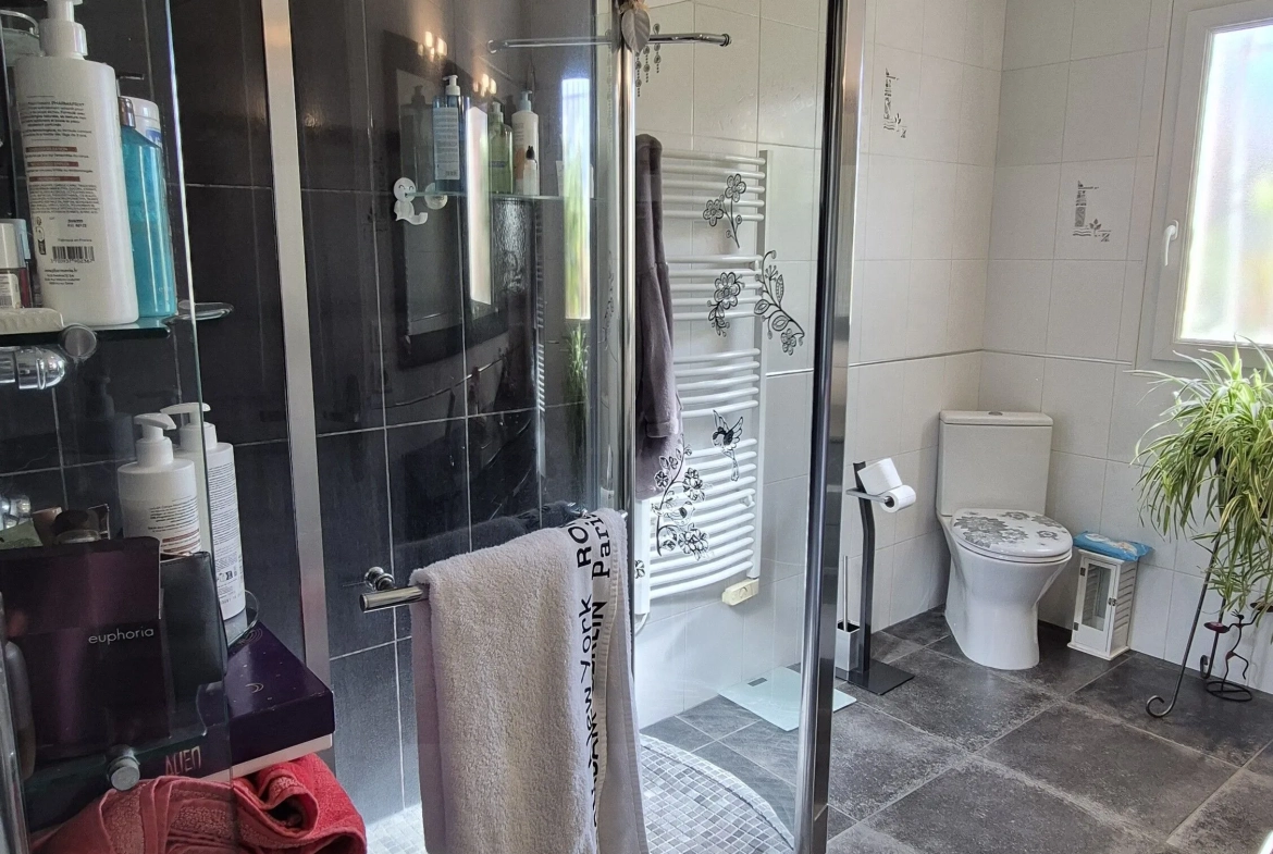 Maison individuelle à Saint Yan avec piscine et garage - 103 m² 