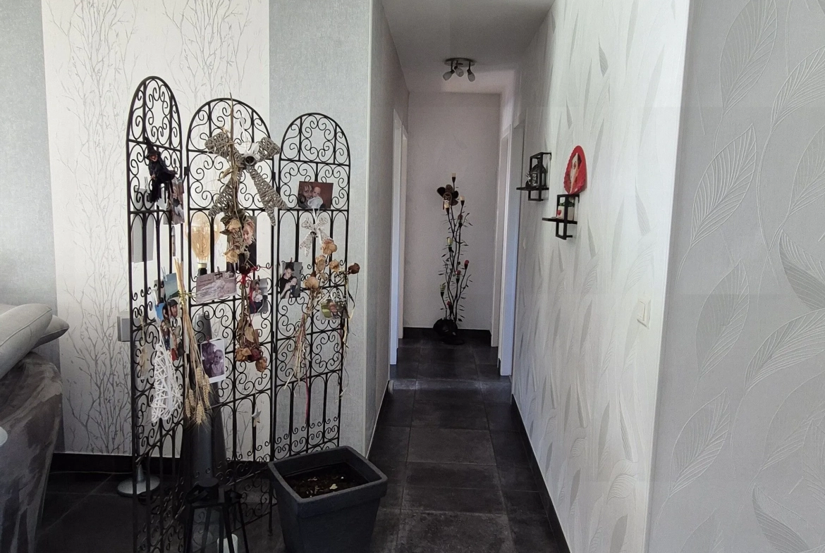 Maison individuelle à Saint Yan avec piscine et garage - 103 m² 