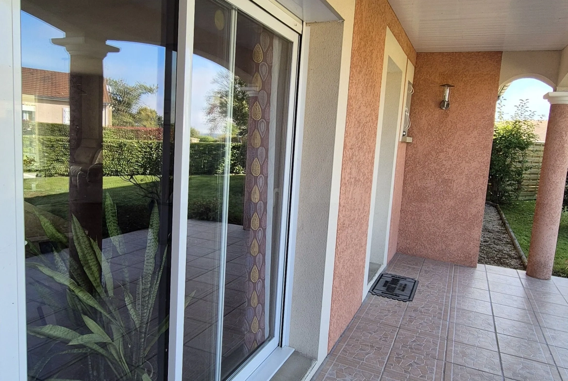 Maison individuelle à Saint Yan avec piscine et garage - 103 m² 