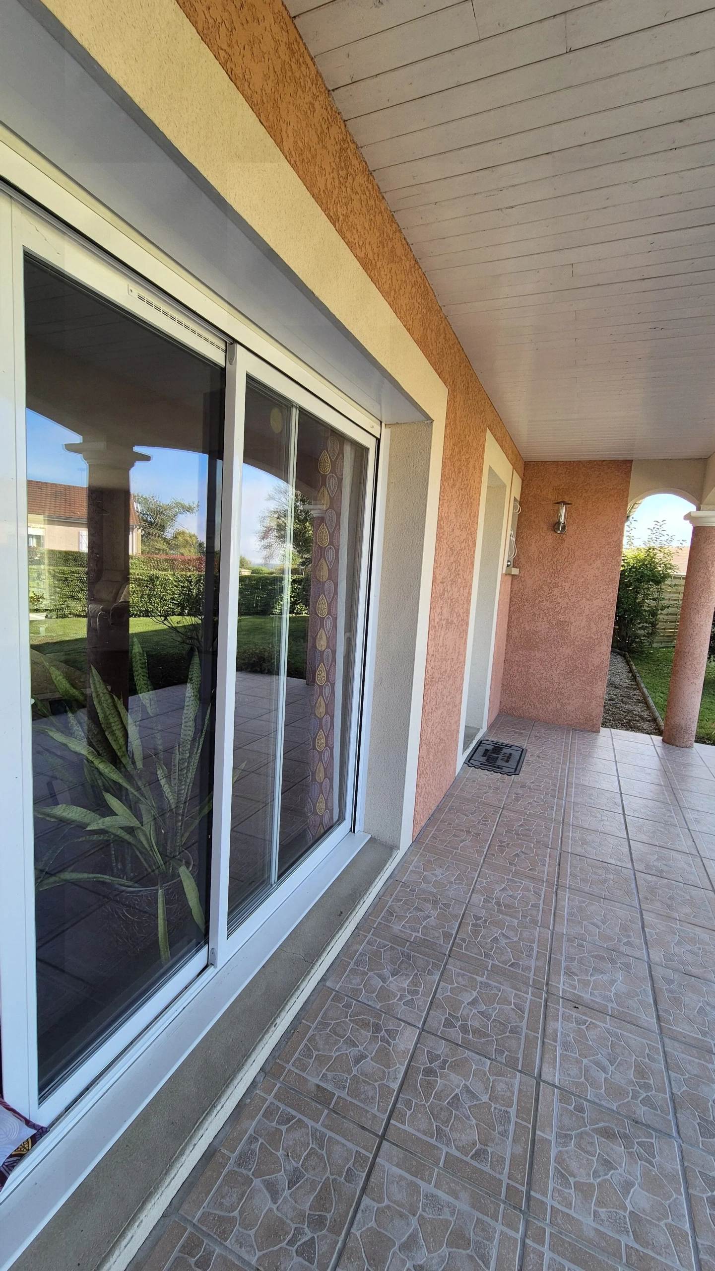 Maison individuelle à Saint Yan avec piscine et garage - 103 m² 