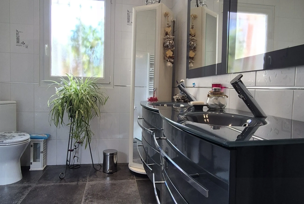 Maison individuelle à Saint Yan avec piscine et garage - 103 m² 