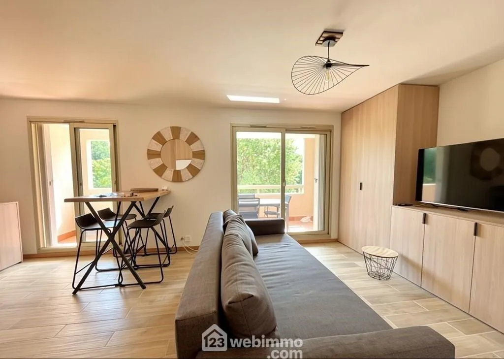 Appartement 2 pièces rénové avec terrasse plein sud à Sainte-Maxime 