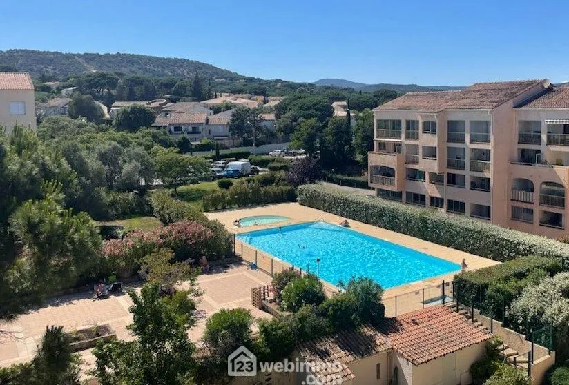 Appartement 2 pièces rénové avec terrasse plein sud à Sainte-Maxime 