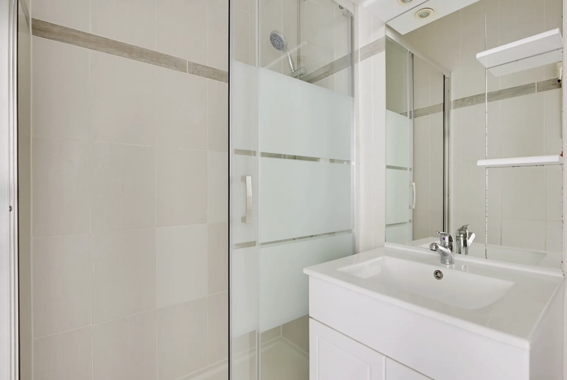 Appartement 2 pièces à Paris dans le 14e, idéal pour investissement ou résidence 
