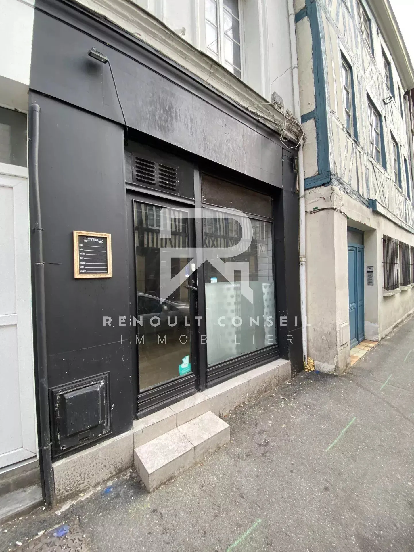 Local commercial à vendre à Rouen - Emplacement stratégique et potentiel de rendement 
