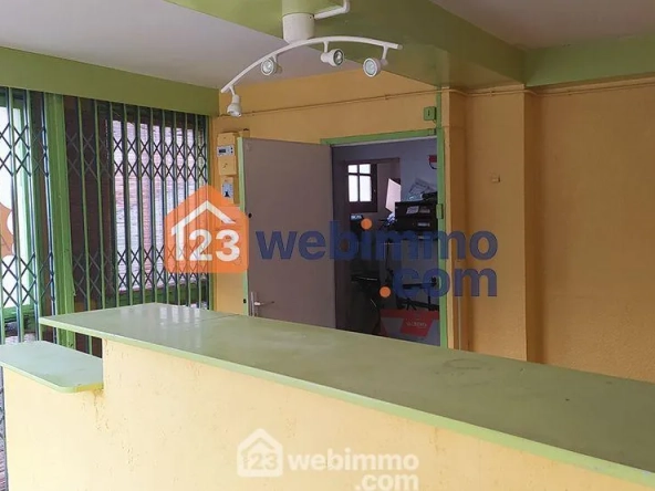 Local commercial de 22 m² à vendre à Saintes-Maries-de-la-Mer, idéal pour activité de service