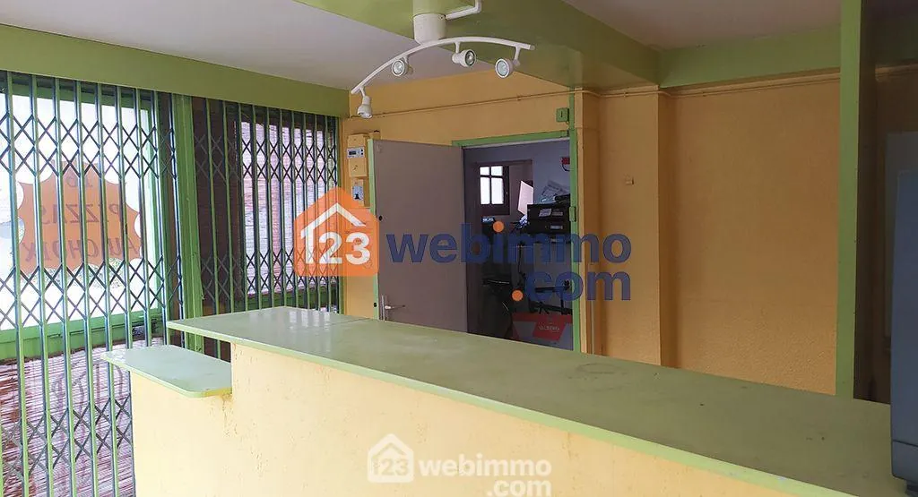 Local commercial de 22 m² à vendre à Saintes-Maries-de-la-Mer, idéal pour activité de service 