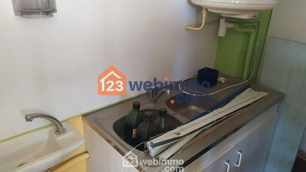Local commercial de 22 m² à vendre à Saintes-Maries-de-la-Mer, idéal pour activité de service 