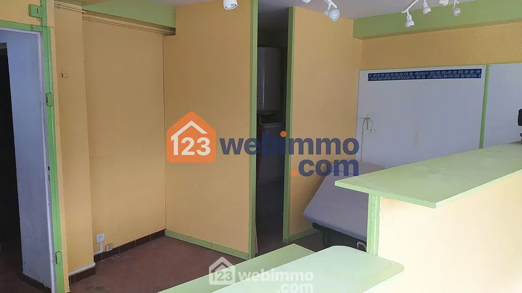 Local commercial de 22 m² à vendre à Saintes-Maries-de-la-Mer, idéal pour activité de service 
