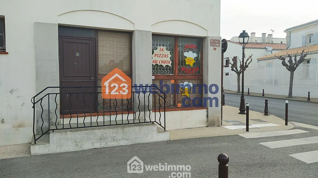 Local commercial de 22 m² à vendre à Saintes-Maries-de-la-Mer, idéal pour activité de service 
