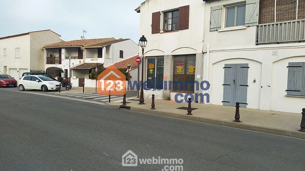 Local commercial de 22 m² à vendre à Saintes-Maries-de-la-Mer, idéal pour activité de service 