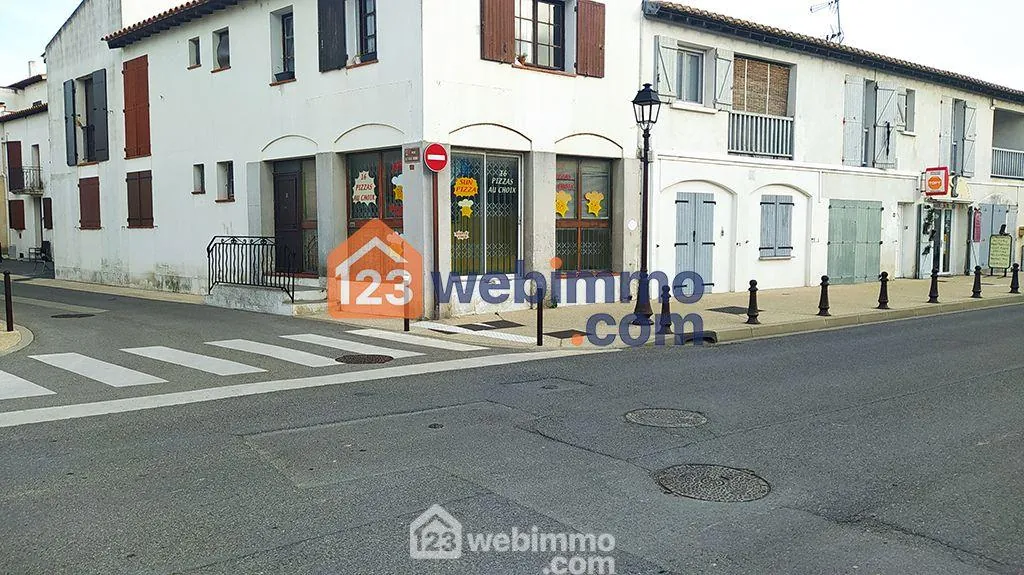 Local commercial de 22 m² à vendre à Saintes-Maries-de-la-Mer, idéal pour activité de service 