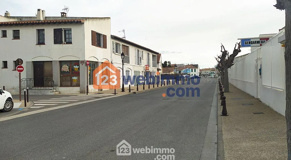 Local commercial de 22 m² à vendre à Saintes-Maries-de-la-Mer, idéal pour activité de service 