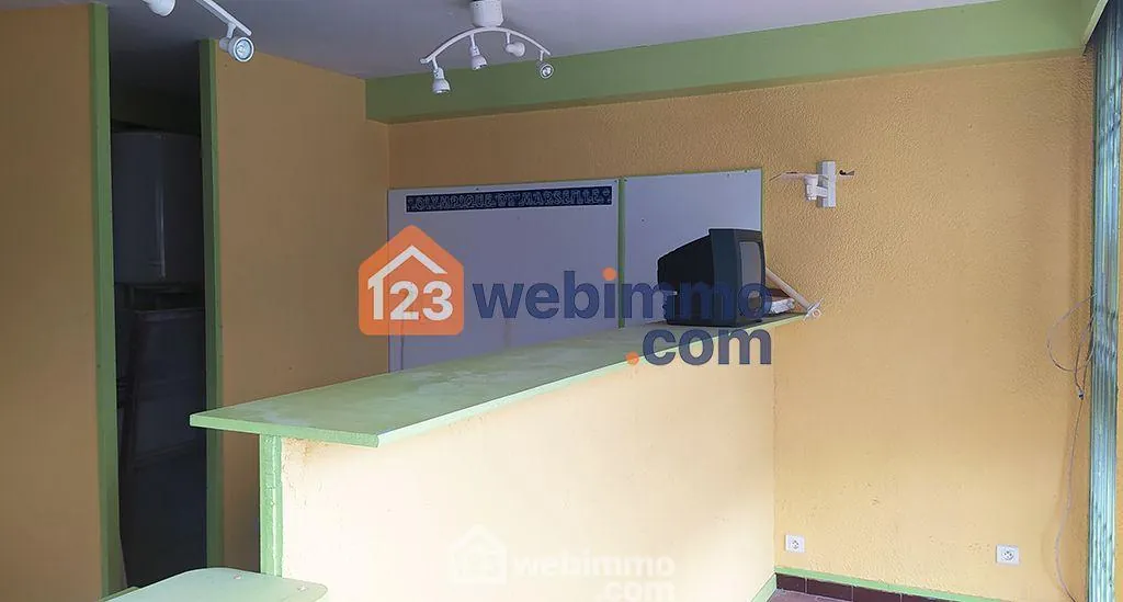 Local commercial de 22 m² à vendre à Saintes-Maries-de-la-Mer, idéal pour activité de service 