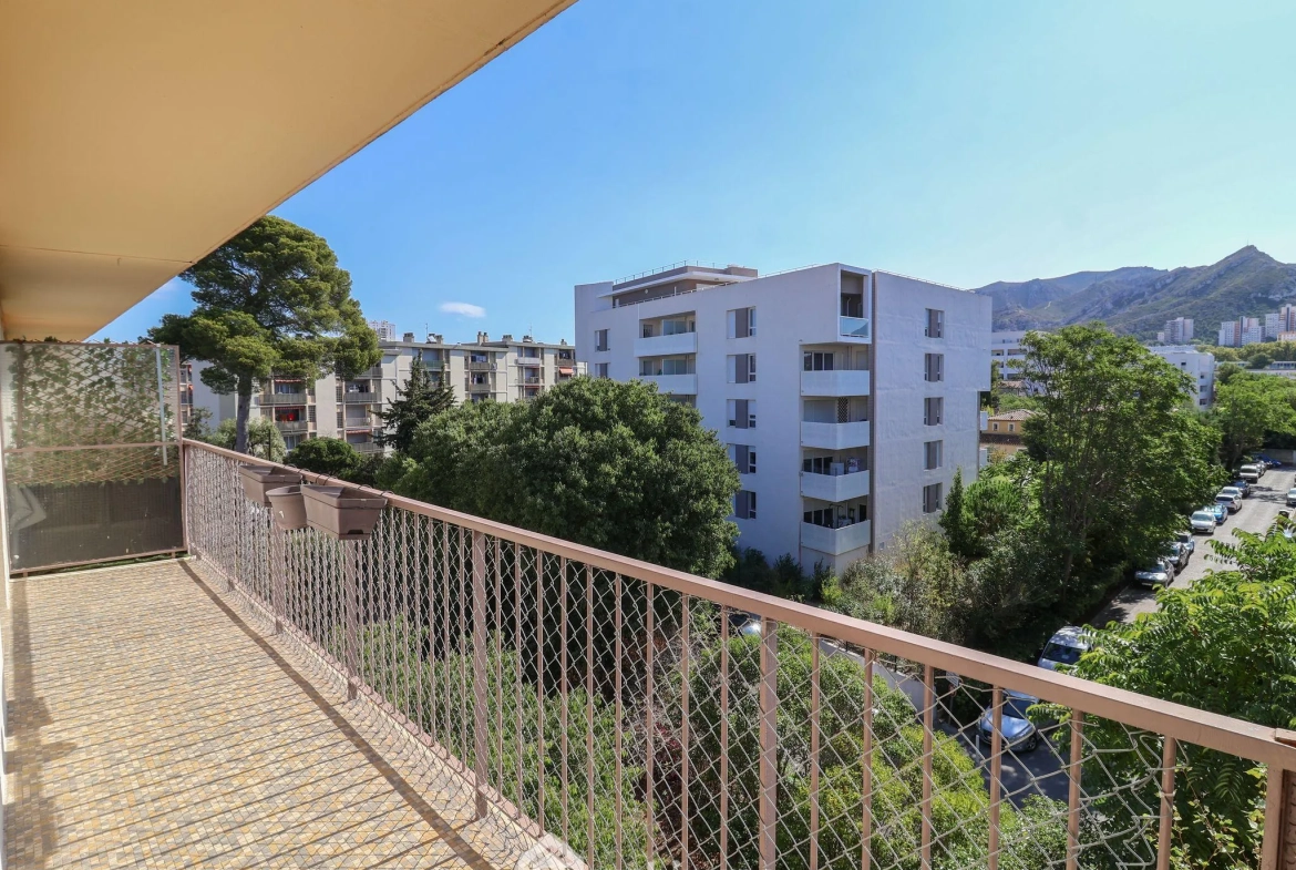 Appartement lumineux de 66 m² avec terrasse à Marseille - Dernier étage, calme et vue dégagée 