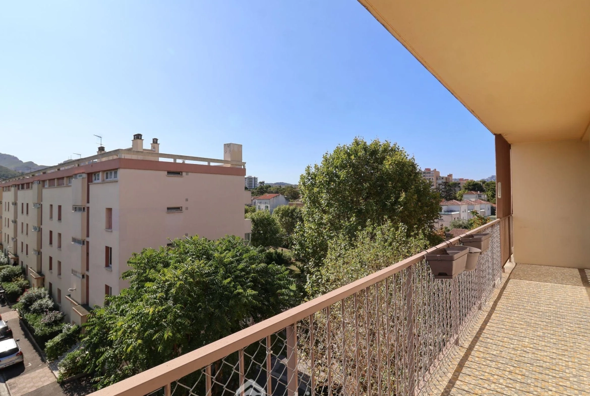 Appartement lumineux de 66 m² avec terrasse à Marseille - Dernier étage, calme et vue dégagée 