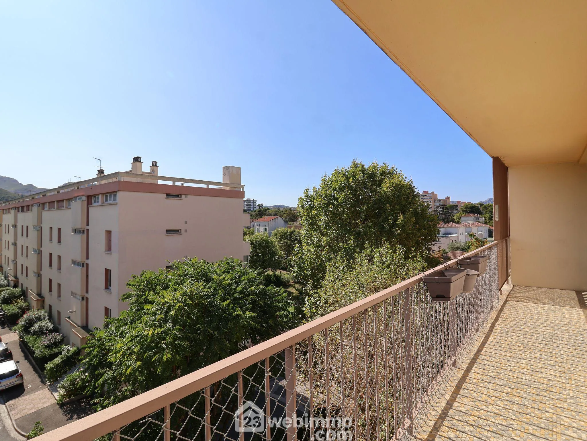 Appartement lumineux de 66 m² avec terrasse à Marseille - Dernier étage, calme et vue dégagée 